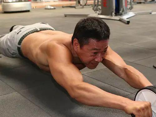 牛牛酱腹肌吃瓜