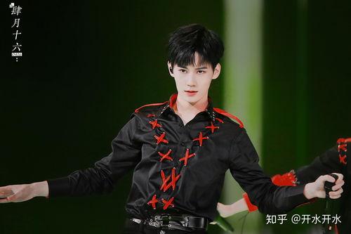 张真源瓜田吃瓜,张真源甜蜜吃瓜瞬间