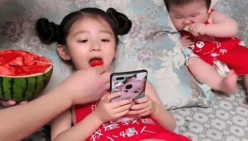 爸爸和女儿吃瓜,爸爸与女儿的温馨食趣时光
