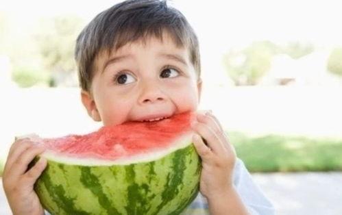 可乐吃瓜视频小孩,萌娃演绎欢乐童年