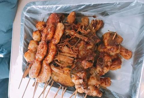 炸串店吃瓜,一场味蕾与笑点的碰撞