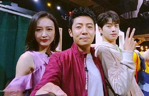 情侣吃瓜小品,情侣吃瓜小品里的甜蜜瞬间