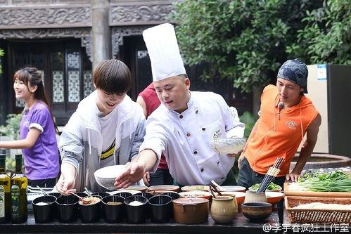 福建赣州兄妹吃瓜,共享田园时光的温馨瞬间